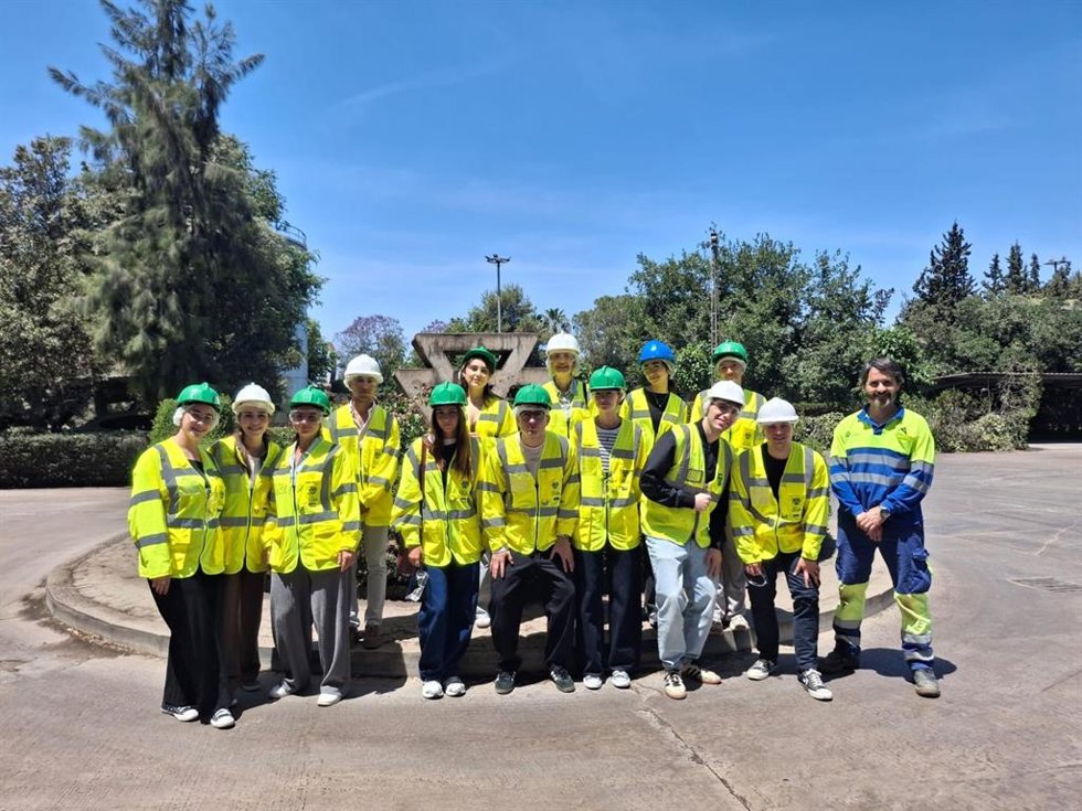 Imagen de los estudiantes de Ingienería Química de la US en una visita realizada a la fábrica de Cementos Portland Valderrivas de Alcalá de Guadaíra (Sevilla)