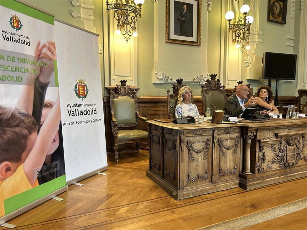 Pleno del Consejo de la Infancia en el Ayuntamiento de Valladolid, presidido por el alcalde, Jesús Julio Carnero.