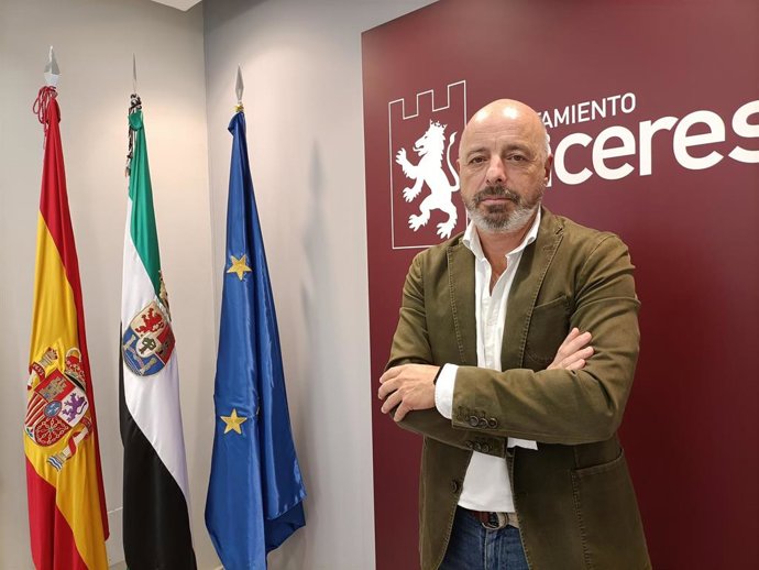 Archivo - El concejal de Servicios Públicos de Cáceres, Pedro Muriel