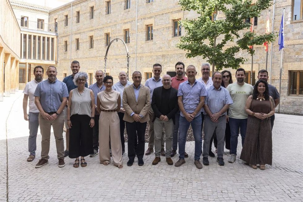 Foto de familia del consejero Óscar Chivite, el presidente de la MCP, David Campión y representantes de los 17 ayuntamientos que han firmado el protocolo.