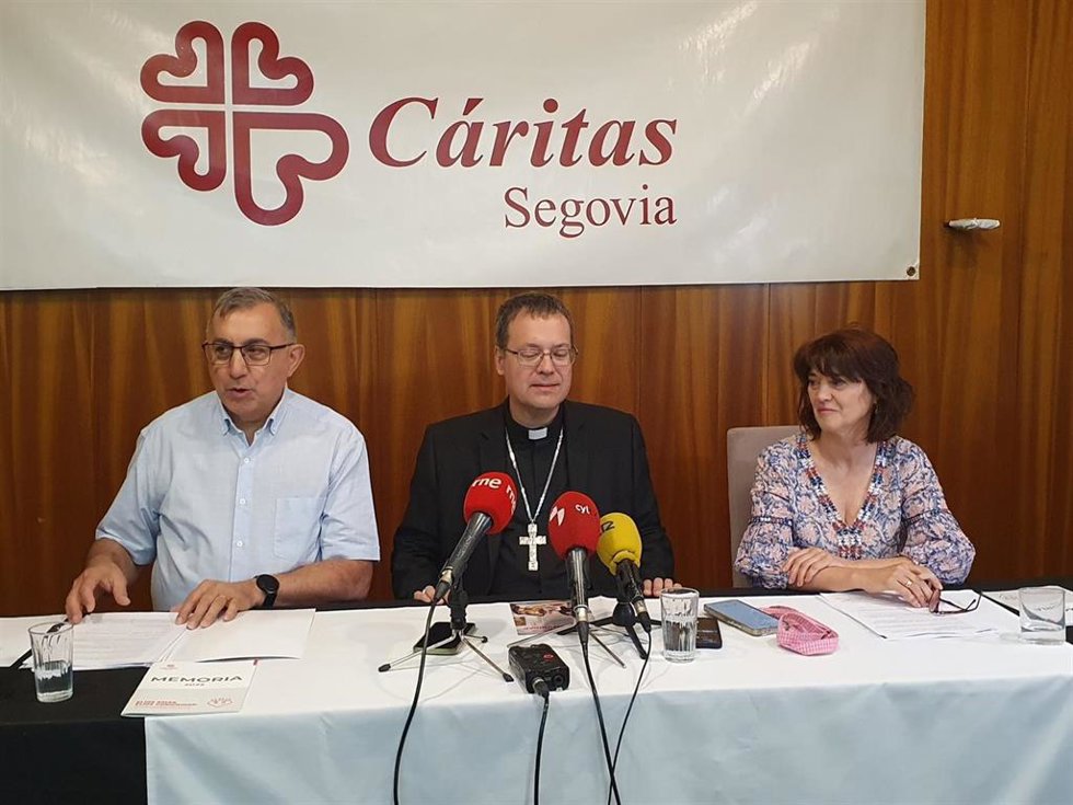 El obispo de Segovia, monseñor Jesús Vidal, entre los directivos de Cáritas, Belén Palomar y Ángel Anaya.