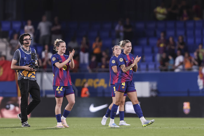 Ona Batlle y Mapi León se despiden de la afición tras el Barça Femení-Real Sociedad de la Liga F Moeve 25-26
