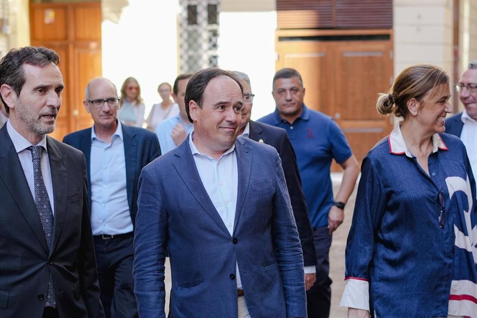 El president de la Generalitat Valenciana, Juanfran Pérez Llorca (c)
