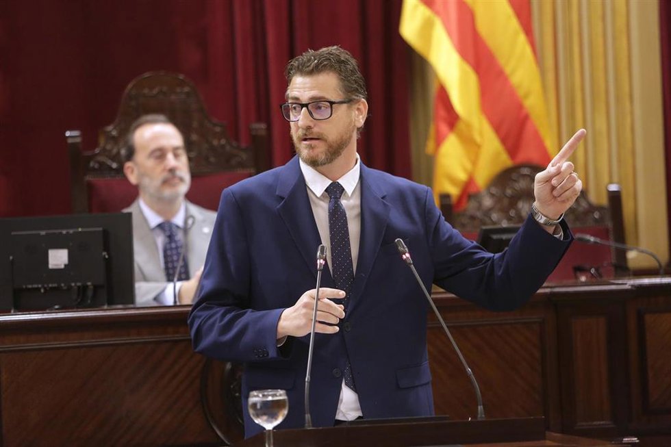 Archivo - El portavoz del PP en el Parlament balear, Sebastià Sagreras, en un pleno