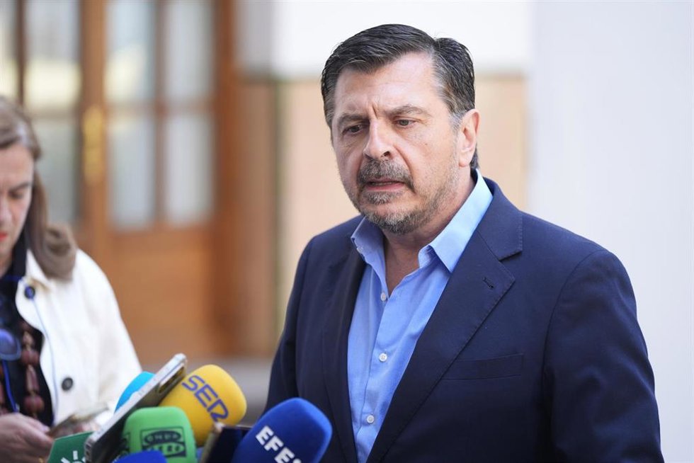 El portavoz del Grupo Parlamentario Popular, Toni Martín, atiende a los medios para tratar asuntos de actualidad en el patio de prensa del Parlamento andaluz. 