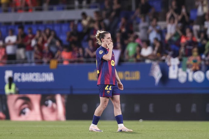 Ona Batlle se despede dos torcedores em sua última partida como jogadora do FC Barcelona, após o jogo da Liga F, o campeonato espanhol de futebol feminino, disputado entre o FC Barcelona e a Real Sociedad no Estádio Johan Cruyff, em 27 de maio de 2026, em