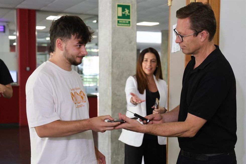Los exámenes de las Pruebas de Acceso a la Universidad (PAU) que se desarrollarán la próxima semana en la Comunitat Valenciana estarán   "blindados" con detectores para localizar móviles y otros dispositivos electrónicos con el objetivo de "asegurar la eq