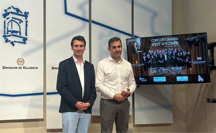 El vicepresidente segundo de la Diputación de Valladolid, David Esteban, y el diputado provincial y alcalde de Cogeces del Monte, Fernando Esteban, anuncian el concierto del Coro de Cámara West Wycombe