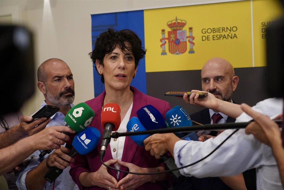 La ministra de Inclusión, Seguridad Social y Migraciones, Elma Saiz, atiende a los medios de comunicación en Málaga, este jueves