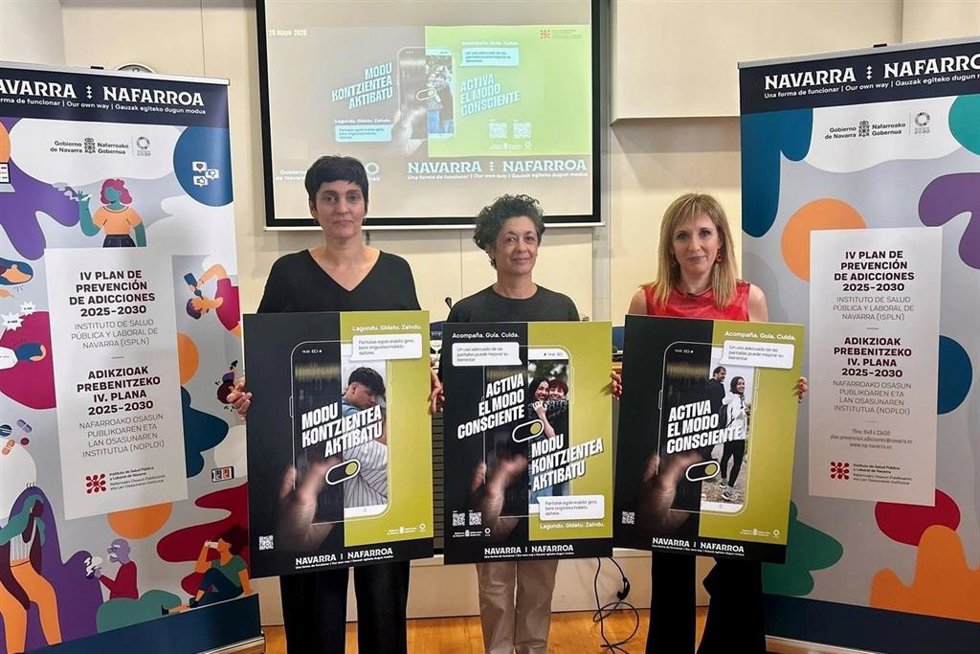 De izquierda a derecha: la jefa del Servicio de Promoción de Salud Comunitaria, Nerea Ávarez; la directora gerente del ISPLN, Mª Ángeles Nuin; y la jefa de la Unidad de Estilos de Vida; Itzal Puchol.