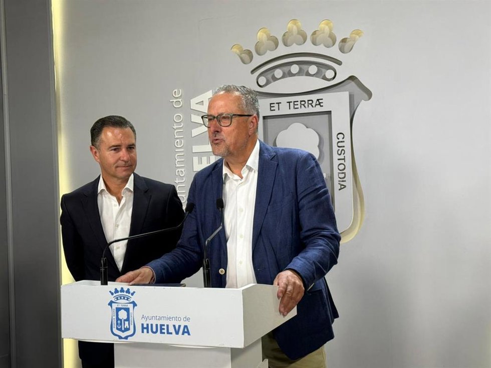 El concejal de Seguridad Ciudadana del Ayuntamiento de Huelva, José Manuel Moreno (centro), junto al portavoz del equipo de Gobierno, Felipe Arias.