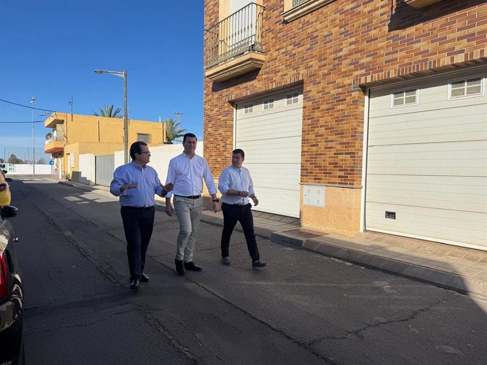 El diputado provincial de Fomento, Antonio Jesús Rodríguez, y el alcalde de Níjar, José Francisco Garrido, visitan el barrio Piqueras de Níjar (Almería).