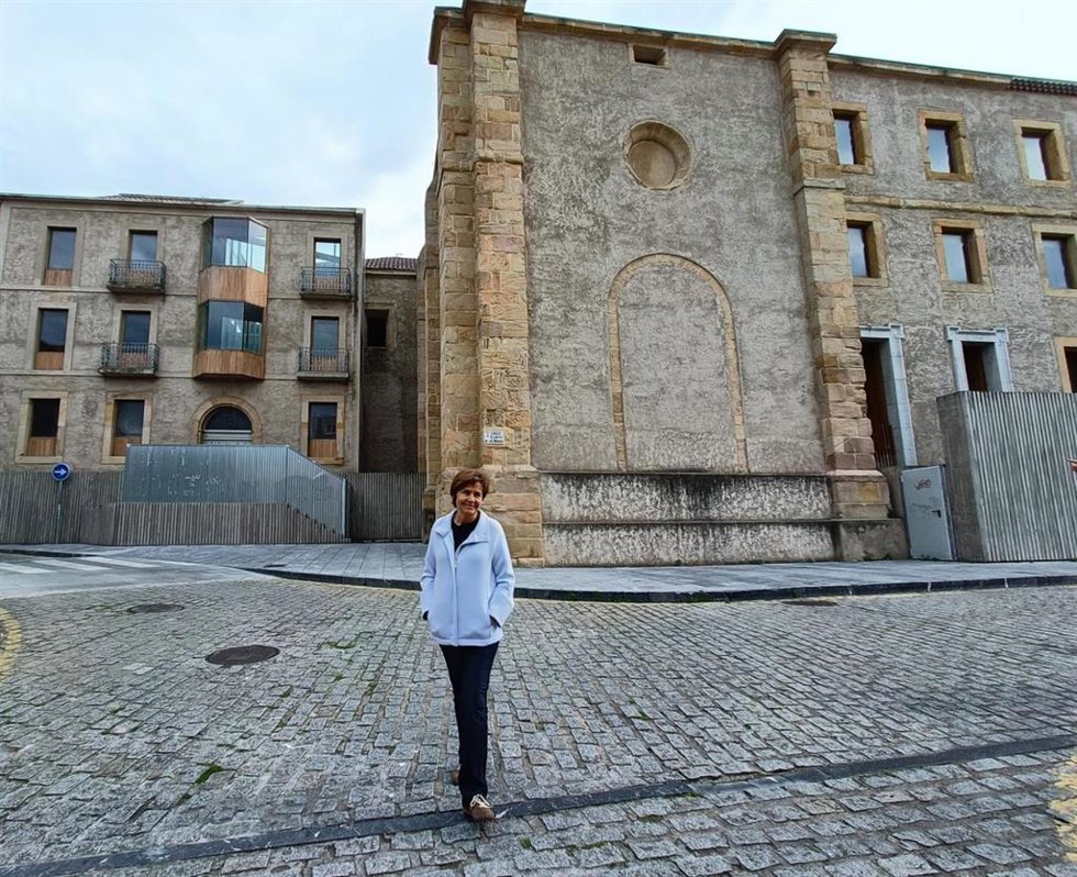 La alcaldesa de Gijón, Carmen Moriyón, con el edificio de Tabacalera al fondo.