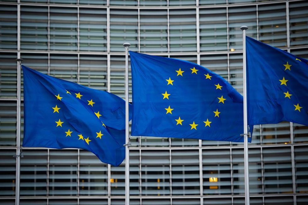 Archivo - Las banderas de la Unión Europea ondean al viento frente al edificio Berlaymont de la Comisión Europea en Bruselas.