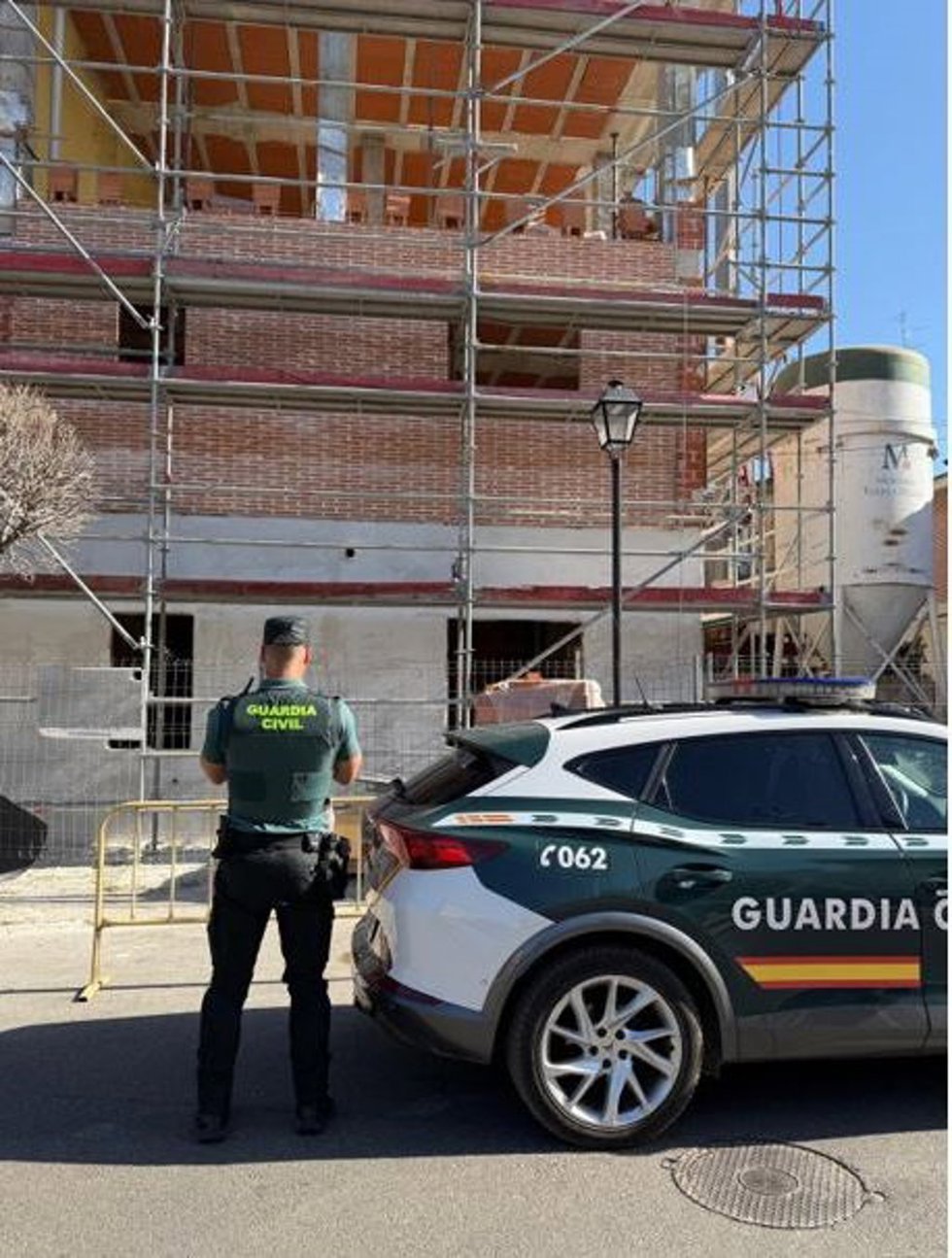 Agente de la Guardia Civil en el lugar donde se cometió el robo.