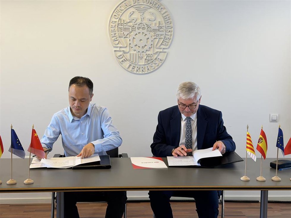 Imagen del momento de la firma del MOU