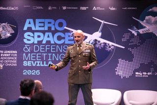 El subdelegado de Defensa en Almería, José Manuel Lupiani, durante su intervención en ADM Sevilla 2026.