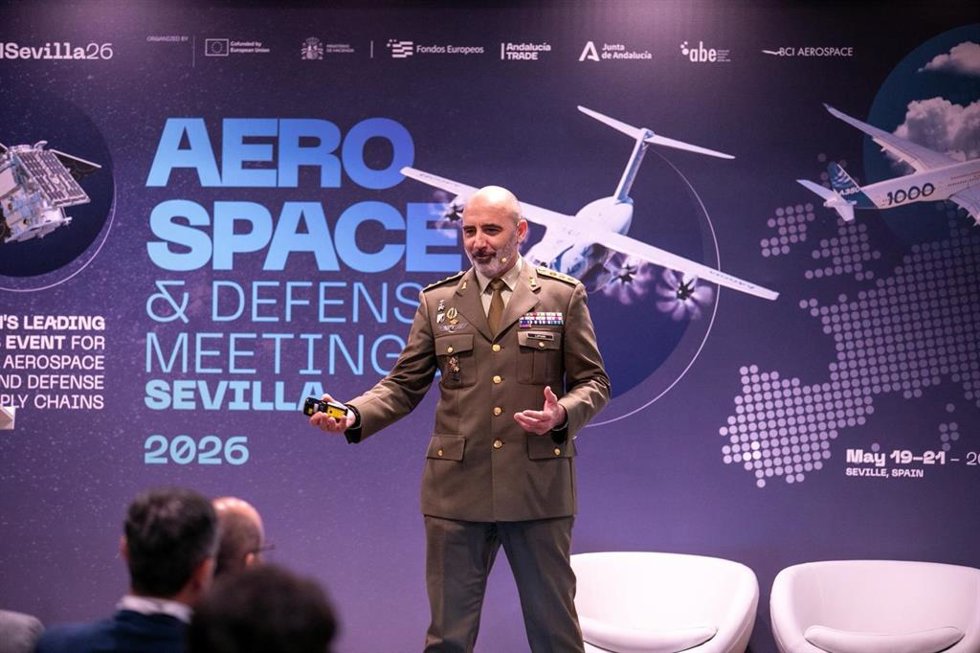 El subdelegado de Defensa en Almería, José Manuel Lupiani, durante su intervención en ADM Sevilla 2026.