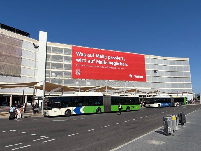 Campaña publicitaria instalada en el aeropuerto de Palma en la que se puede leer 'Was auf Malle passiert, wird auf Malle beglichen' y que se traduce en castellano como "Lo que pasa en Mallorca se queda en Mallorca".