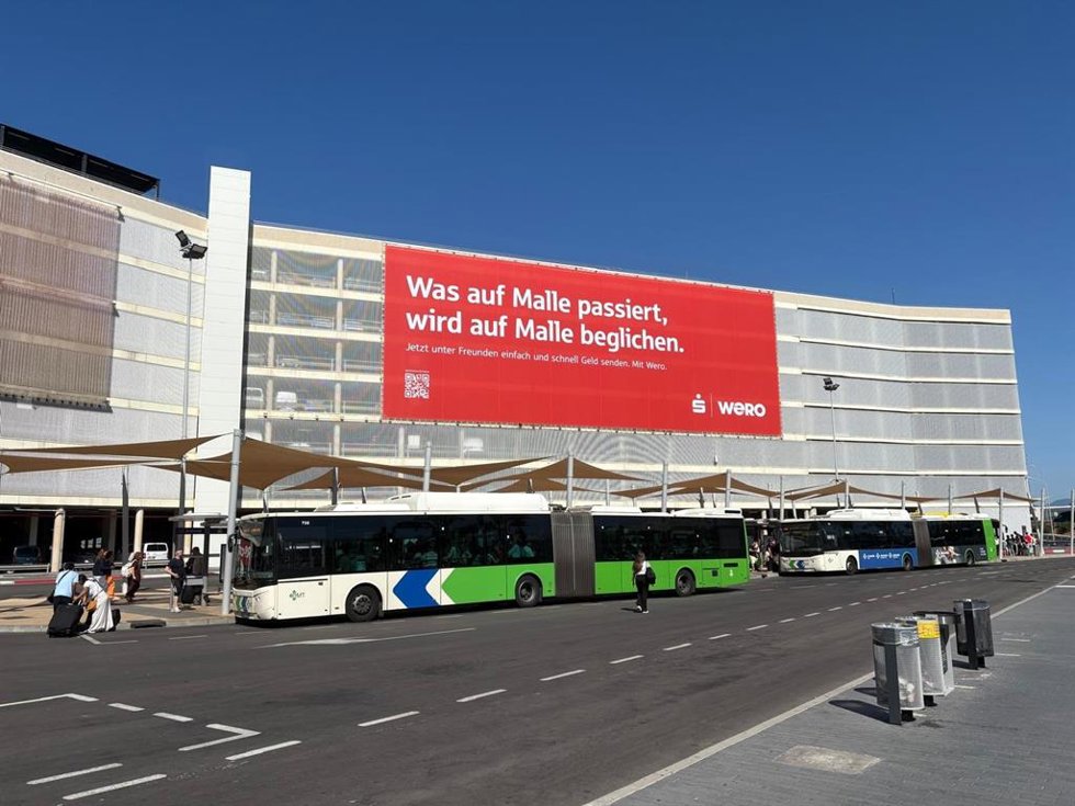Campaña publicitaria instalada en el aeropuerto de Palma en la que se puede leer 'Was auf Malle passiert, wird auf Malle beglichen' y que se traduce en castellano como "Lo que pasa en Mallorca se queda en Mallorca".