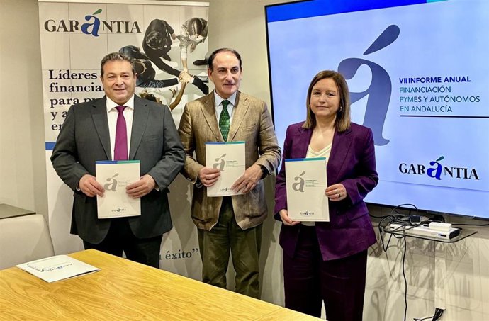 El presidente de Garántia, Javier González de Lara, el director general de la SGR, Antonio Vega, y la CEO de Abay Analistas, Maribel Martínez.