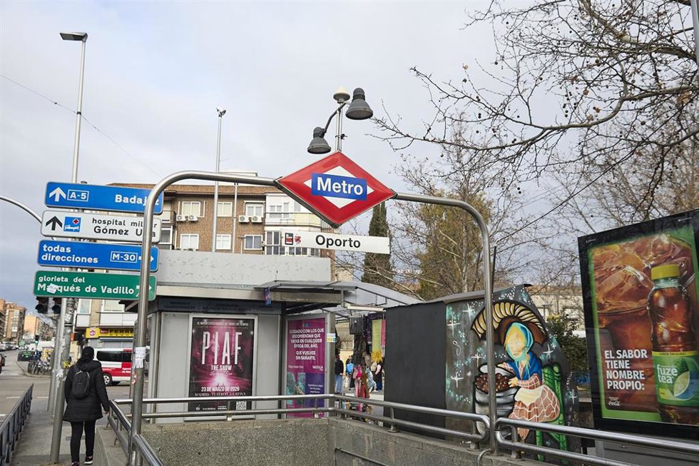 Archivo - Boca de metro en la plaza de Oporto, a 16 de febrero de 2026, en Madrid (España). La plaza de Oporto y su entorno en Carabanchel serán renovados por completo con una inversión de más de cinco millones de euros, centrada en mejorar el entorno y d