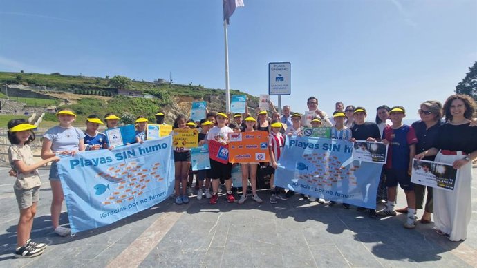 La playa del Sablón, en Llanes, con el distintivo de 'Playa sin humo'