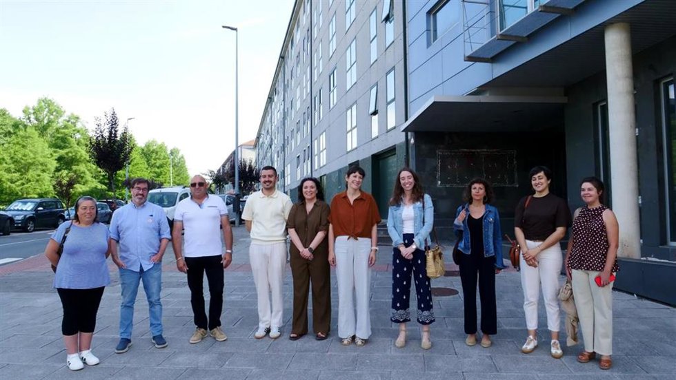 La portavoz nacional del BNG, Ana Pontón, visita viviendas protegidas en el barrio de Salgueiriños, en Santiago.