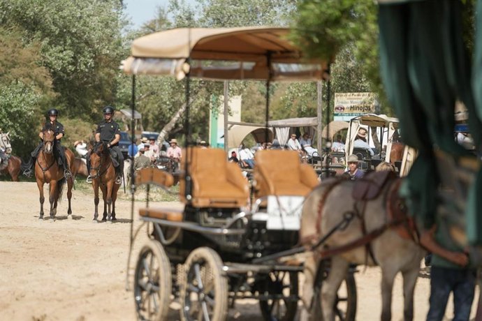 Agentes de la Guardia Civil acompañan a una de las hemandades del Rocío.