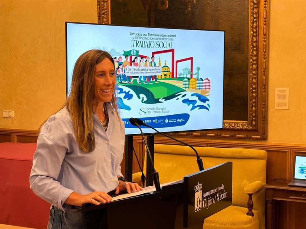 La vicealcaldesa y concejala de Economía, Empleo, Turismo e Innovación, Ángela Pumariega, durante la presentación, en el Ayuntamiento gijonés, del XV Congreso Estatal e Internacional y III Congreso Iberoamericano de Trabajo Social.