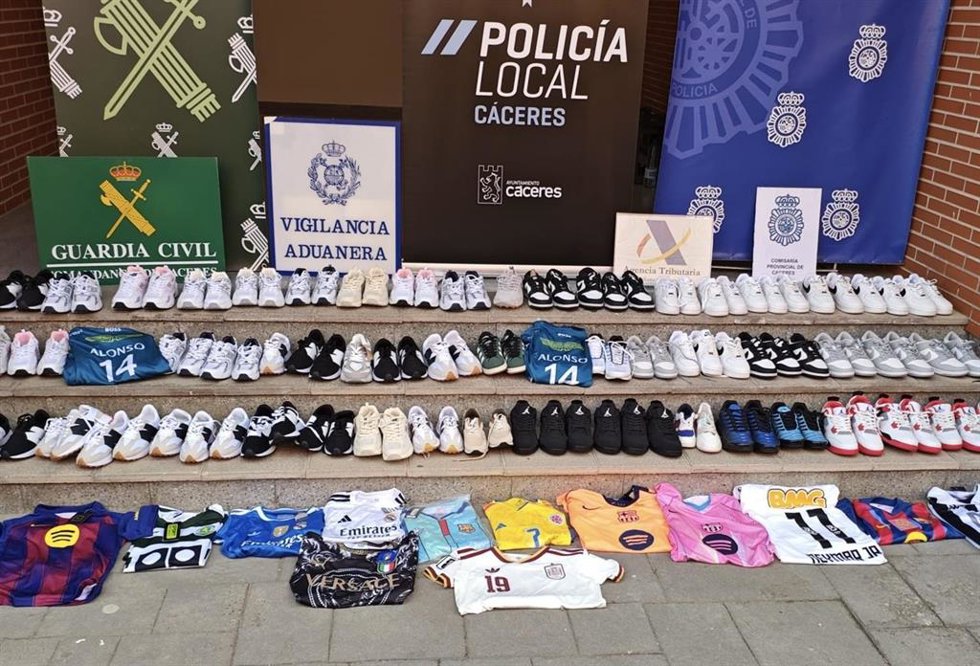 Artículos falsificados intervenidos en la Feria de San Fernando de Cáceres
