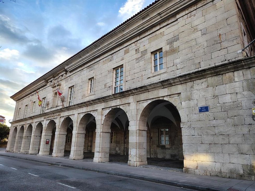 Archivo - Exterior del edificio del Parlamento de Cantabria