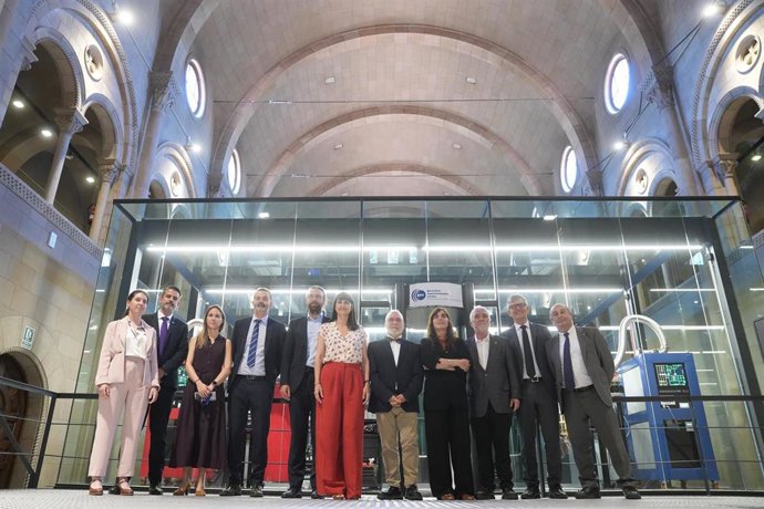 La consellera de Investigación y Universidades, Núria Montserrat (4d), el secretario de Estado de Ciencia, Juan Cruz (c), la secretaria de Estado de Digitalización, María González (6i), el director del BSC, Mateo Valero (3d) y el rector de la Universitat 