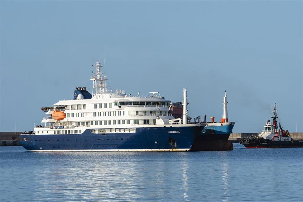 El crucero 'MV Hondius' fondeando frente a las costas de Tenerife.