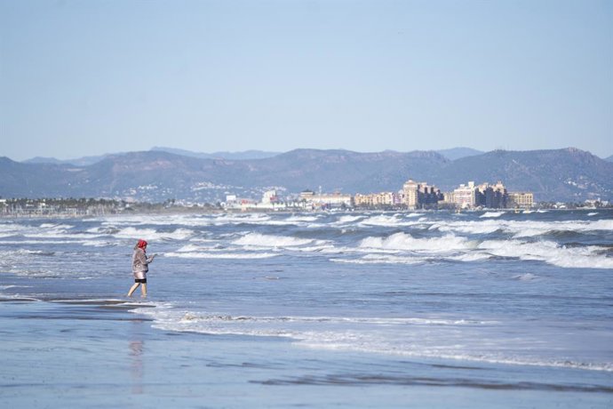 Archivo - Arxive - Una dona banya els peus a la riba de la platja de la Malvarrosa. 
