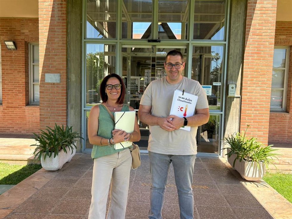 La Presidenta De FAMPA València, Elisabeth García, Y El Presidente De La Confederación De AMPA Gonzalo Anaya, Vicent Gumbau.