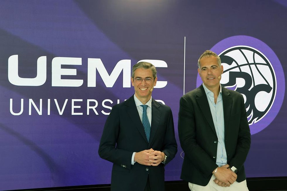 Jesús Zarzuela (i), consejero delegado de la Universidad Europea Miguel de Cervantes, y Saúl Hernández (d), director general del Club Baloncesto Ciudad de Valladolid.