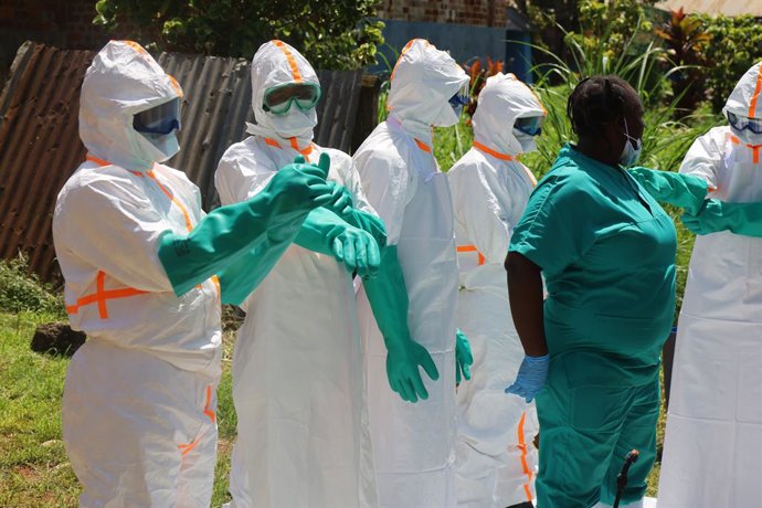 KINSHASA, 27 de maio de 2026  -- Profissionais da área médica vestem trajes de proteção antes de realizarem trabalhos de desinfecção em Mongbwalu, na província de Ituri, na República Democrática do Congo, em 24 de maio de 2026. O surto de ebola na Repúbli