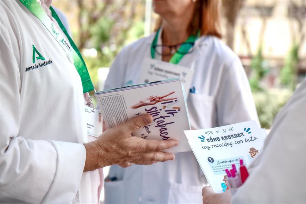 El Hospital Virgen del Rocío se suma al Día Sin Tabaco con su lema 'Si no lo haces por ti, hazlo por nosotros'.