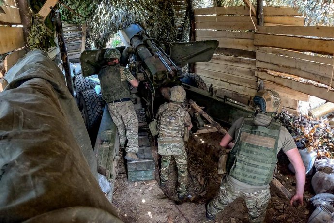 RÚSSIA, REGIÃO DE KHERSON - 18 DE MAIO DE 2026: Militares da subunidade de artilharia da 98ª Divisão Aerotransportada, destacada junto ao Grupo Dnepr das Forças Armadas da Rússia, operam um canhão de campanha rebocado 2A36 Giatsint-B de 152 mm na zona da 