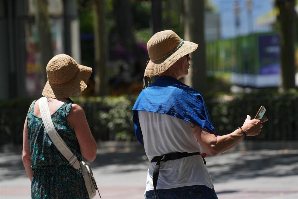 Turistas se protegen del calor por las calles de Sevilla. A 27 de mayo de 2026 en Sevilla, Andalucía (España).Un potente anticiclón africano ha disparado las temperaturas en Sevilla, donde se esperan máximas de 37 °C entre miércoles y jueves, alcanzando l
