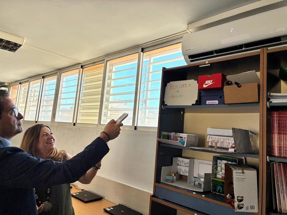 La consejera de Desarrollo Educativo y Formación Profesional en funciones, María del Carmen Castillo, comprueba un equipo de climatización instalado en el IES Santo Domingo de El Ejido (Almería).