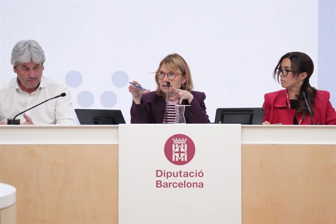 La presidenta de la Diputación de Barcelona, Lluïsa Moret (c), durante un pleno de la Diputación de Barcelona.