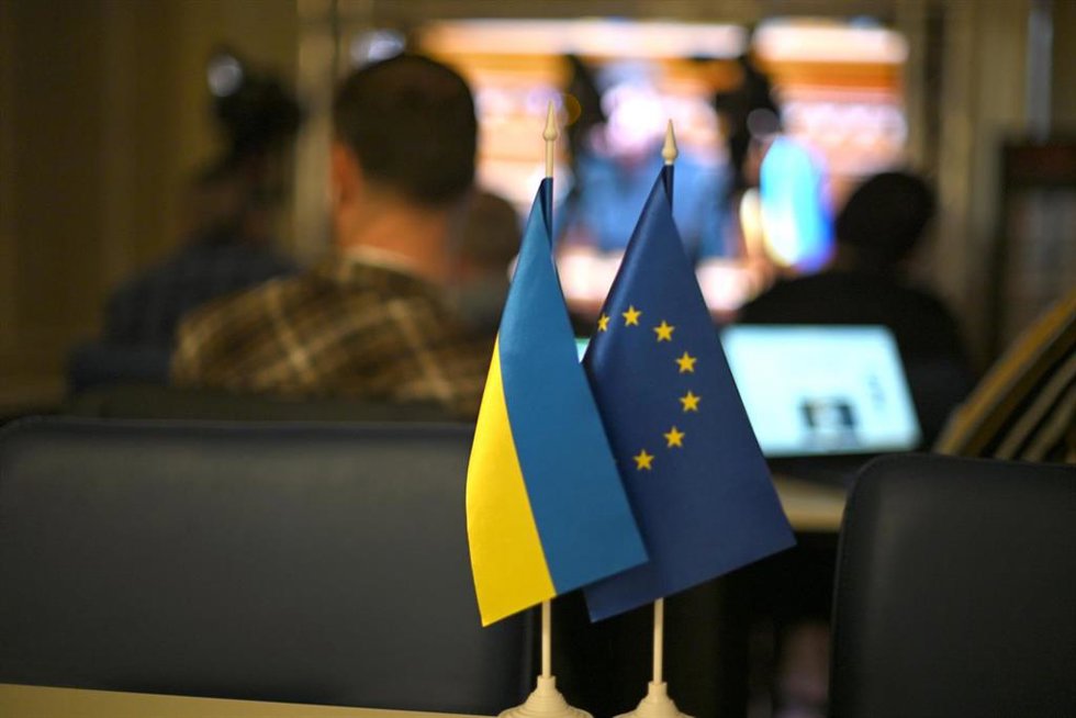 Banderas en miniatura de Ucrania y de la Unión Europea durante la retransmisión en directo de una sesión de la Rada Suprema, en Kiev, Ucrania.