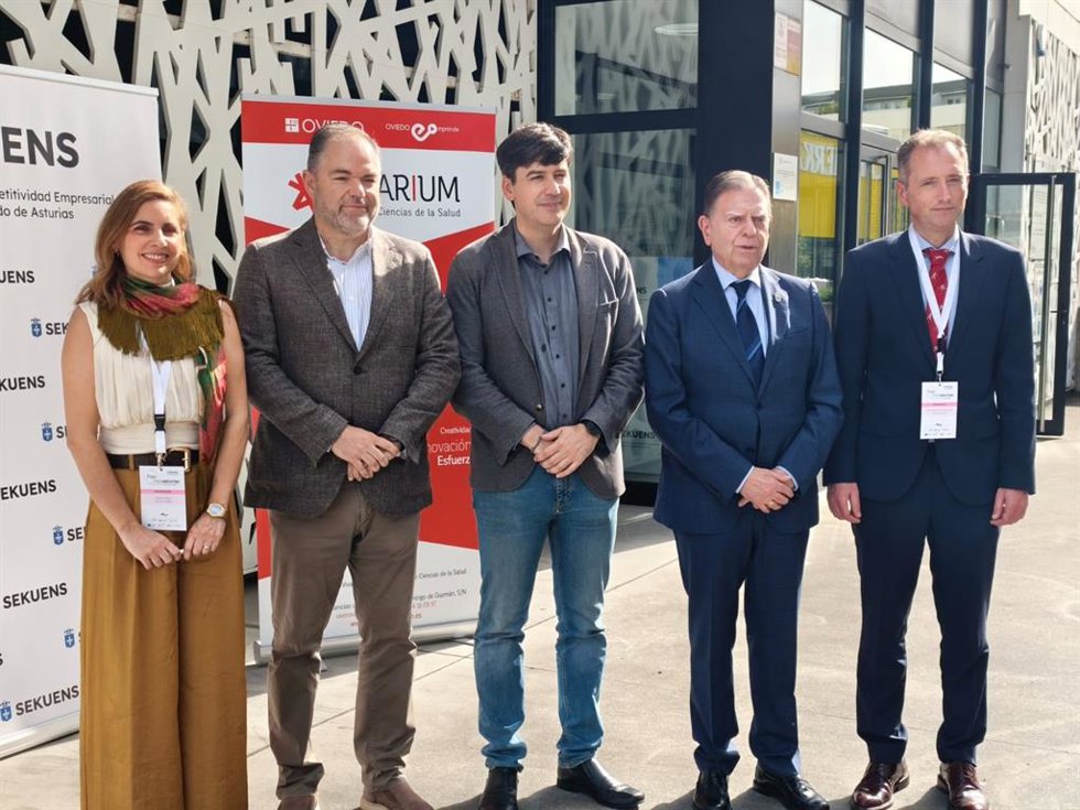 La directora del CEEI, Cristina Fanjul; el presidente de la Cámara de Comercio de Oviedo, Carlos Paniceres; el consejero de Ciencia, Industria y Empleo, Borja Sánchez; el alcalde de Oviedo, Alfredo Canteli, y el director de Sekuens, David González.