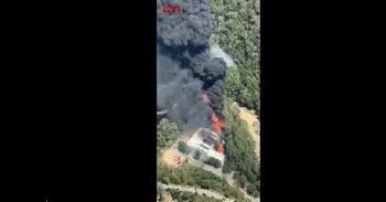 Confinan a la población de Òrrius (Barcelona) por un incendio en el patio de una nave industrial