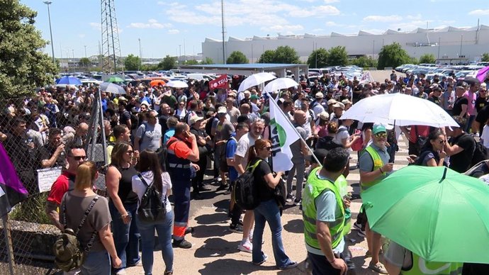 Concentración de los trabajadores de Renault en la factoría de Valladolid para pedir la vuelta a las negociaciones del convenio.