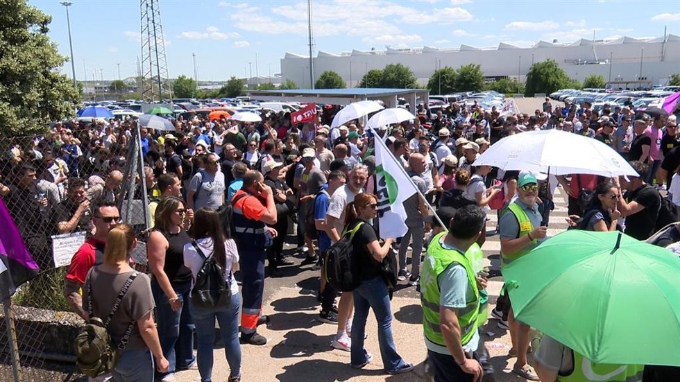 Concentración de los trabajadores de Renault en la factoría de Valladolid para pedir la vuelta a las negociaciones del convenio.