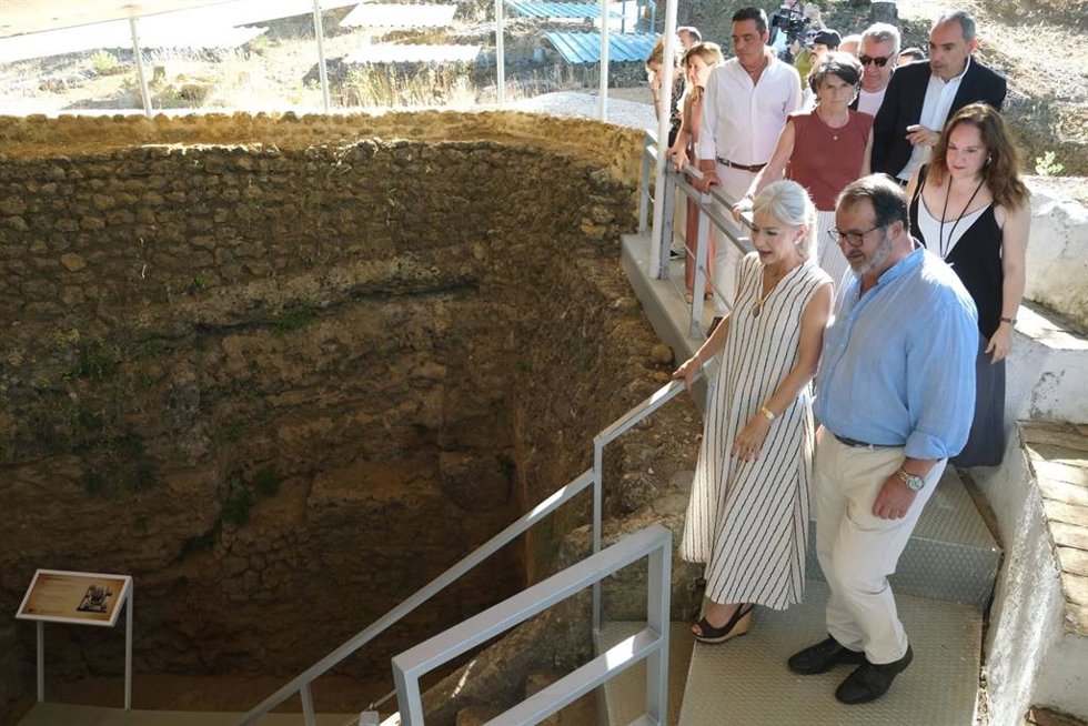 Imagen de la consejera de Cultura y Deporte de la Junta de Andalucía en funciones, Patricia del Pozo, durante una visita al Conjunto Arqueológico de Carmona (Sevilla) para conocer el resultado de la instalación de una cubierta de 166m