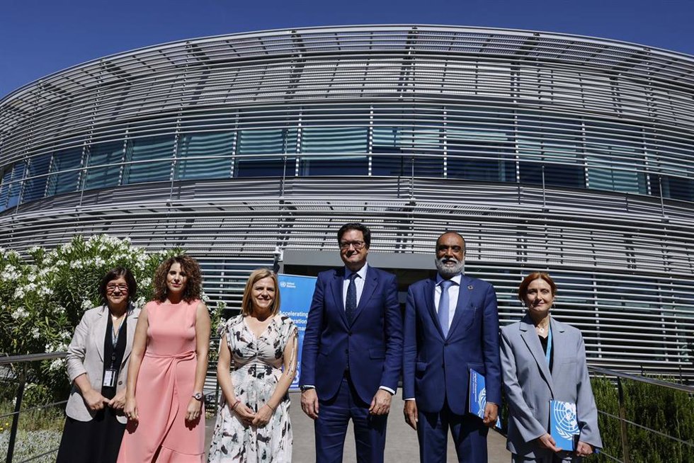 El ministro para la Transformación Digital, Óscar López (c), la delegada del Gobierno, Pilar Bernabé (3i), y la directora del Laboratorio, Ana García Robles (d), en el acto oficial de apertura del Laboratorio de Gobernanza de la Inteligencia Artificial
